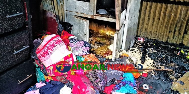 টাঙ্গাইল কান্দাপাড়া যৌনপল্লীতে অগ্নিকাণ্ডে ২২ ঘরে আগুন