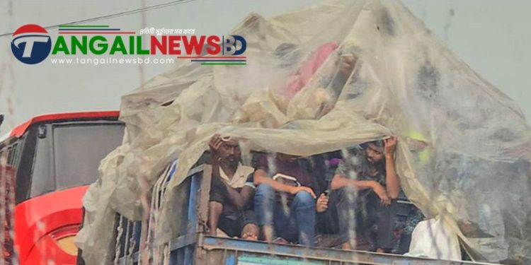 টাঙ্গাইলে রোদ ও বৃষ্টিতে ভিজে বাড়িতে ফেরা ॥ ট্রাক-পিকআপ ভ্যানে ঈদযাত্রা