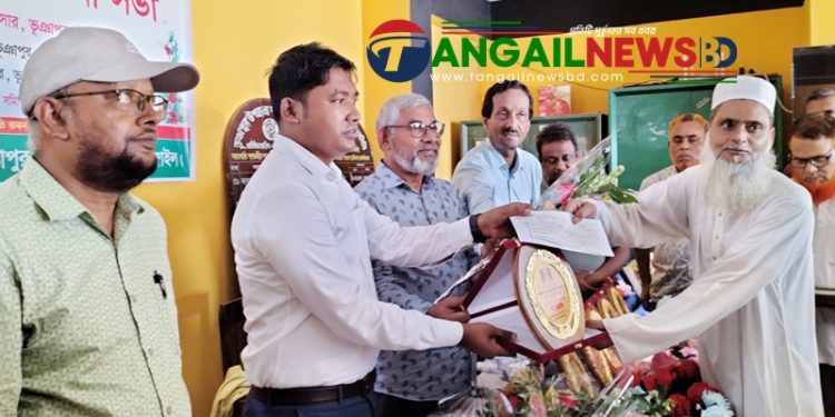ভূঞাপুরে অবসরপ্রাপ্ত শিক্ষক-কর্মচারীদের ক্রেস্ট ও চেক বিতরণ