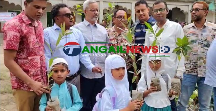 টাঙ্গাইলে পরিবেশ রক্ষায় শিক্ষা প্রতিষ্ঠানে টুকুর পক্ষে বৃক্ষরোপণ কর্মসূচি