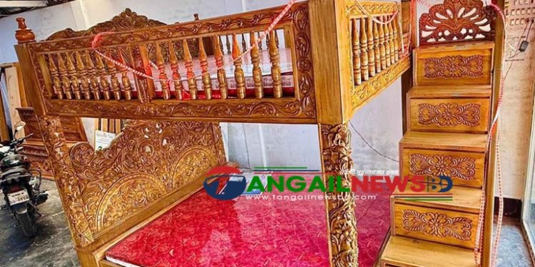 এলেঙ্গায় হারুনের রাজকীয় দ্বিতল খাটের দাম ৫ লাখ টাকা!