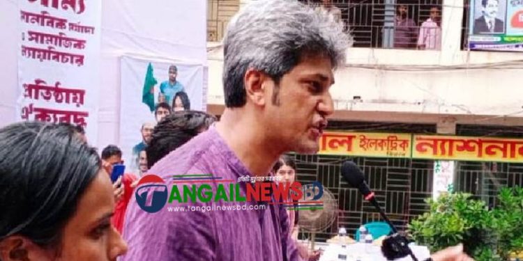টাঙ্গাইলে জুলাই সমাবেশে বক্তব্য রাখছেন গণসংহতি আন্দোলনের প্রধান সমন্বয়কারী জোনায়েদ সাকি।
