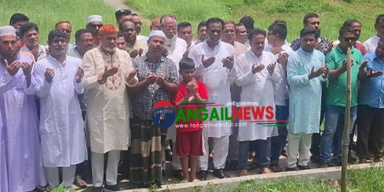 বিমান দুর্ঘটনায় টাঙ্গাইলের নিহত দুই শিক্ষার্থীর কবর জিয়ারত করছেন বিএনপির নেতাকর্মীরা
।