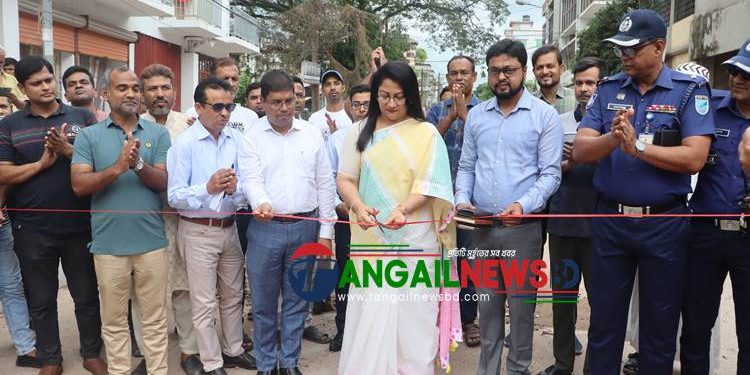 টাঙ্গাইল পৌর এলাকায় জনগুরুত্বপূর্ণ রাস্তার সংস্কার কাজের উদ্বোধন