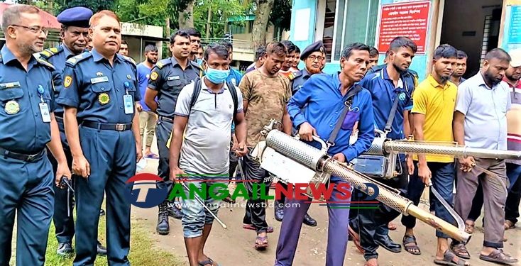 টাঙ্গাইল কারাগারের বন্দিরা মশা মারছে ॥ করছে আঙিনা পরিষ্কার