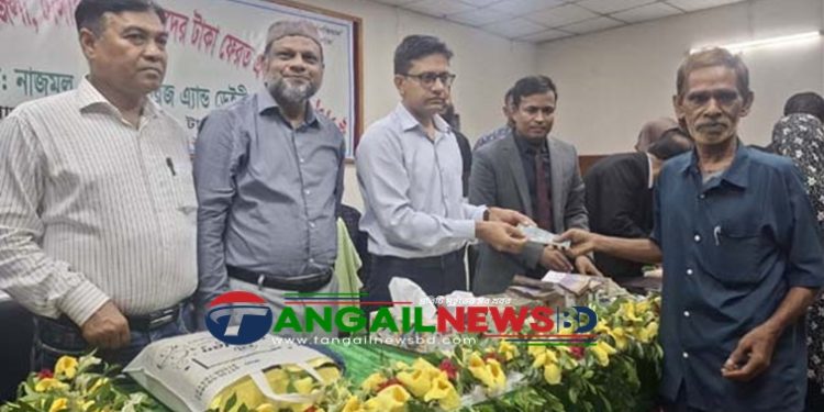 দুই যুগ পর টাঙ্গাইলে এসডিএস এনজিও'র টাকা ফেরত পাচ্ছেন গ্রাহকরা