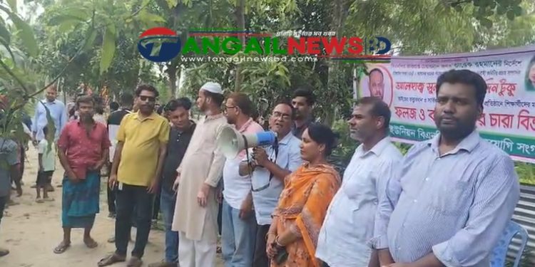 টাঙ্গাইলের গালা ইউনিয়নে শিক্ষা প্রতিষ্ঠানে টুকুর পক্ষে গাছের চারা বিতরণ