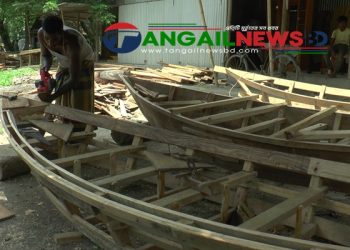 অভ্যন্তরীণ নদীতে পানি বাড়ায় টাঙ্গাইলে নৌকা তৈরির ধুম পড়েছে