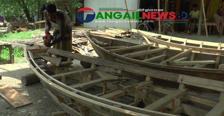 অভ্যন্তরীণ নদীতে পানি বাড়ায় টাঙ্গাইলে নৌকা তৈরির ধুম পড়েছে