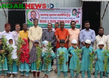টাঙ্গাইলের গালা ইউনিয়নে শিক্ষার্থীদের মাঝে গাছের চারা বিতরণ