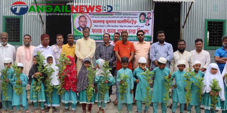 টাঙ্গাইলের গালা ইউনিয়নে শিক্ষার্থীদের মাঝে গাছের চারা বিতরণ