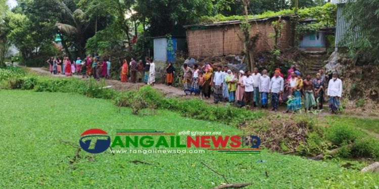 মির্জাপুরে রাস্তার জমি উদ্ধারের দাবিতে মানববন্ধন ও বিক্ষোভ