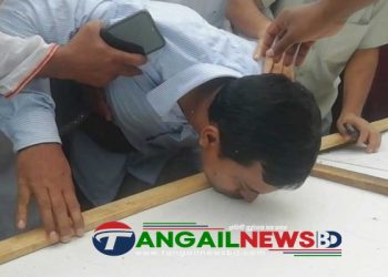 মাইলস্টোন স্কুলে নিহত মেয়ের কফিনে বাবার শেষ চুমু