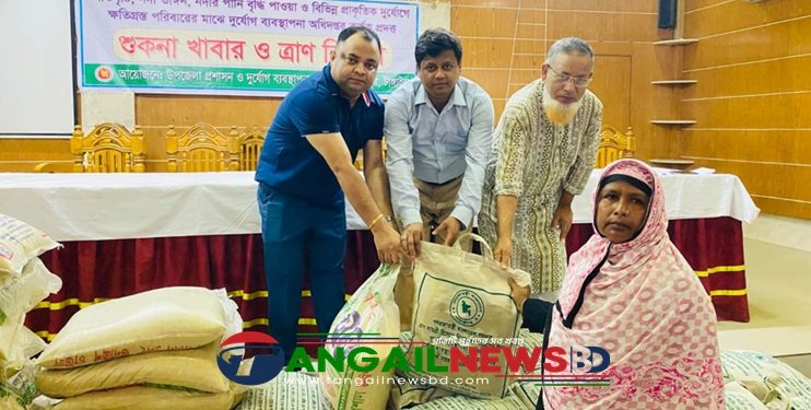 গোপালপুরে দুর্যোগে ক্ষতিগ্রস্তদের মাঝে শুকনা খাবার ও ত্রাণ বিতরণ