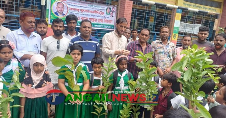 টাঙ্গাইলের গালা ইউনিয়নে শিক্ষার্থীদের মাঝে গাছের চারা বিতরণ
