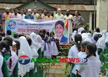 টাঙ্গাইলে শিক্ষার্থীদের মাঝে ফরহাদ ইকবালের গাছের চারা বিতরণ