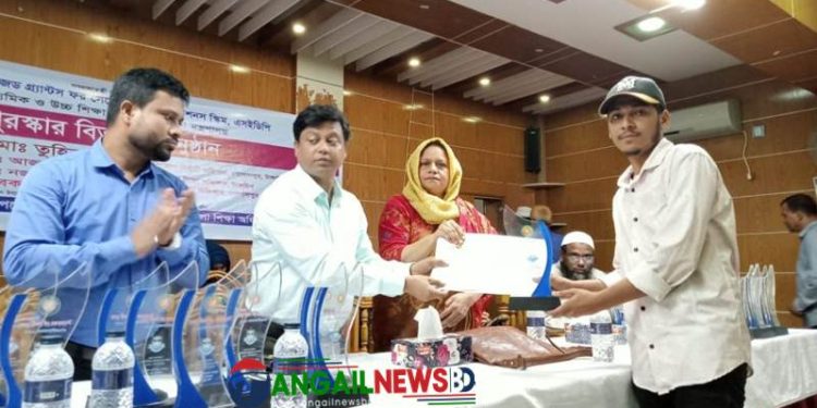 গোপালপুরে কৃতি শিক্ষার্থীদের মাঝে পুরস্কার বিতরণ 