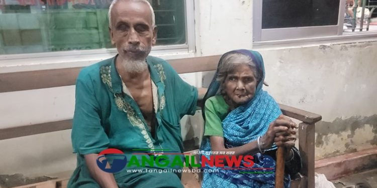 অন্ধ খোকা খুকির হাত ধরেই জীবনের শেষপ্রান্তে ॥ ভিক্ষা করে চলে সংসার