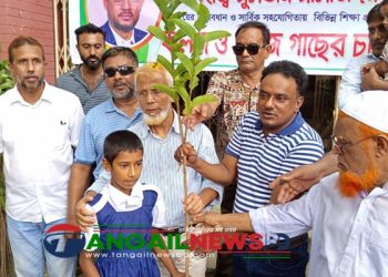 টাঙ্গাইলের কান্দিলায় টুকুর পক্ষে শিক্ষার্থীদের গাছের চারা বিতরণ