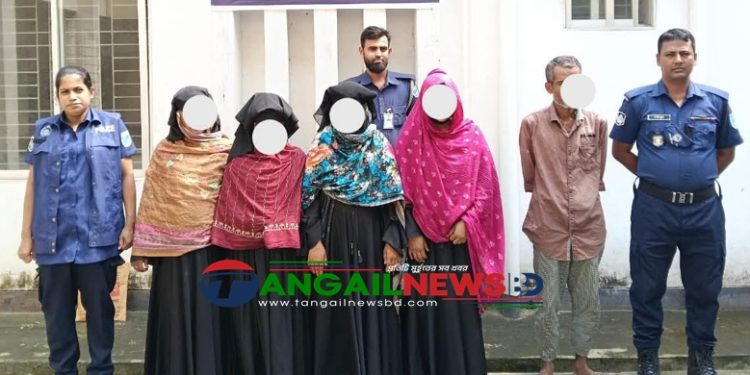 কালিহাতীতে স্মার্ট কার্ড সংগ্রহের লাইনে স্বর্ণের চেইন চুরি ॥ চার নারী গ্রেফতার
