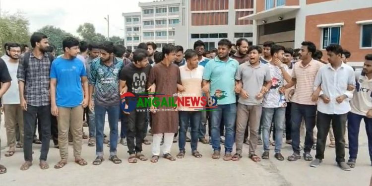 ঢাকায় প্রকৌশলীদের আন্দোলনে পুলিশের হামলার প্রতিবাদে টাঙ্গাইলে বিক্ষোভ