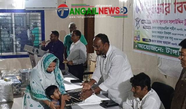 টাঙ্গাইল প্রেসক্লাবে পরস্কার বিতরন করেন বিএনপির প্রচার সম্পাদক সুলতান সালাউদ্দিন টুকু।