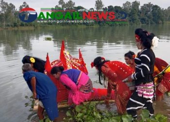 ভুঞাপুরে বেহুলা লক্ষিন্দরে কাহিনী অবলম্বনে যমুনা নদীতে শাওনে ডালা অনুষ্ঠিত