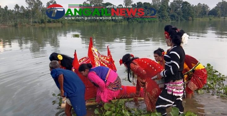ভুঞাপুরে বেহুলা লক্ষিন্দরে কাহিনী অবলম্বনে যমুনা নদীতে শাওনে ডালা অনুষ্ঠিত