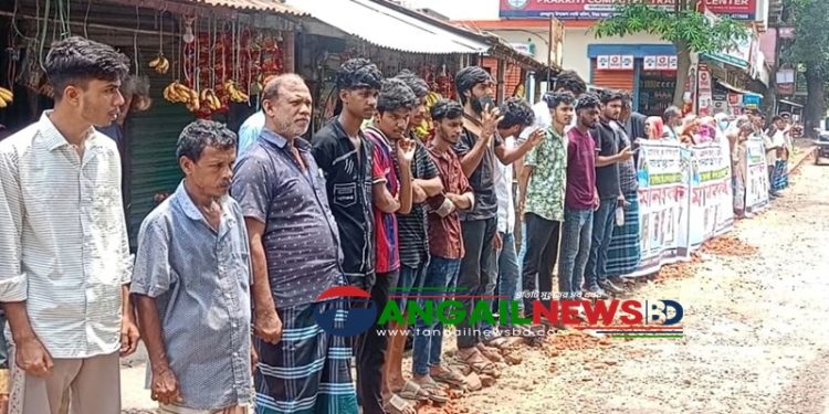 দেলদুয়ারে বাবু হত্যা মামলার আসামি গ্রেফতারের দাবিতে মানববন্ধন