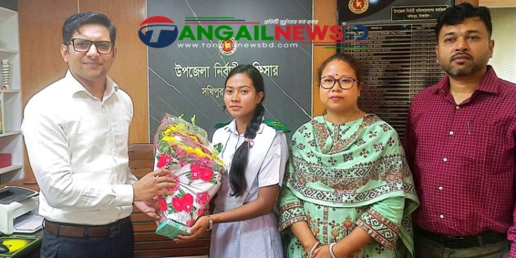 কৃতি ফুটবলার রুপাকে সংবর্ধনা দিয়েছে সখীপুর উপজেলা প্রশাসন
