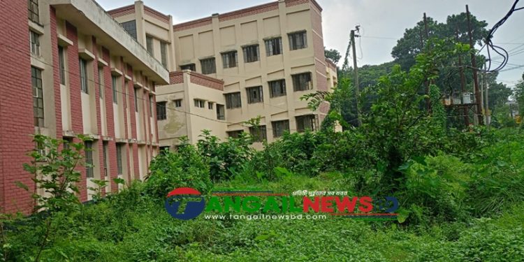 দেলদুয়ার উপজেলা স্বাস্থ্য কমপ্লেক্স ময়লার ভাগাড়ে পরিণত