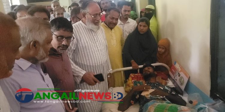 গোপালপুর হাসপাতালে সালাম পিন্টু আহতদের আর্থিক সহায়তা দিলেন