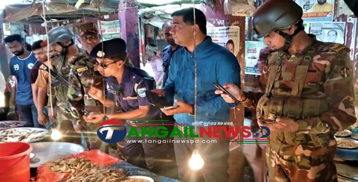 টাঙ্গাইলের বাজারে চিংড়িতে জেলি দেওয়ায় আর্থিক জরিমানা