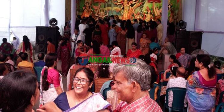 অষ্টমীতে টাঙ্গাইলের দুর্গা মন্ডপগুলোতে ভক্তদের ভীড়