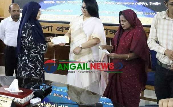 টাঙ্গাইলে নারী উদ্যোক্তাদের মাঝে চেক বিতরণ