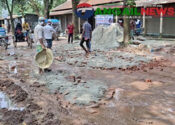 সখীপুর-কচুয়া সড়কে জনদুর্ভোগ লাঘবে সংস্কার কাজ