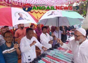নাগরপুরের সলিমাবাদে বিএনপির উদ্যোগে ছাতা বিতরণ