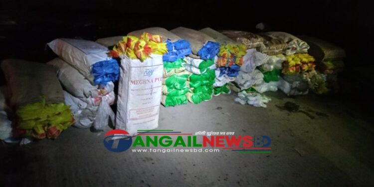 টাঙ্গাইল পার্ক বাজারে বিপুল পরিমাণ নিষিদ্ধ পলিথিন জব্দ ॥ আর্থিক জরিমানা