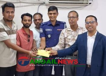 মধুপুর পৌরসভার পূজা মন্ডপে আর্থিক অনুদান বিতরণ