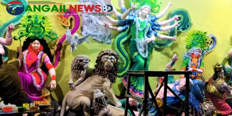 টাঙ্গাইলে প্রতীমায় রঙ-তুলি ও মন্ডপে সাজ-সজ্জায় ব্যস্ত শিল্পীরা