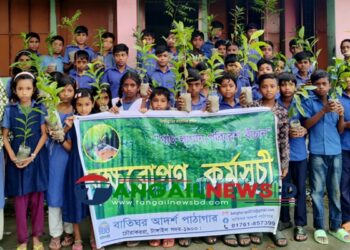 জলবায়ু পরিবর্তন মোকাবিলায় টাঙ্গাইলে গাছের চারা বিতরণ