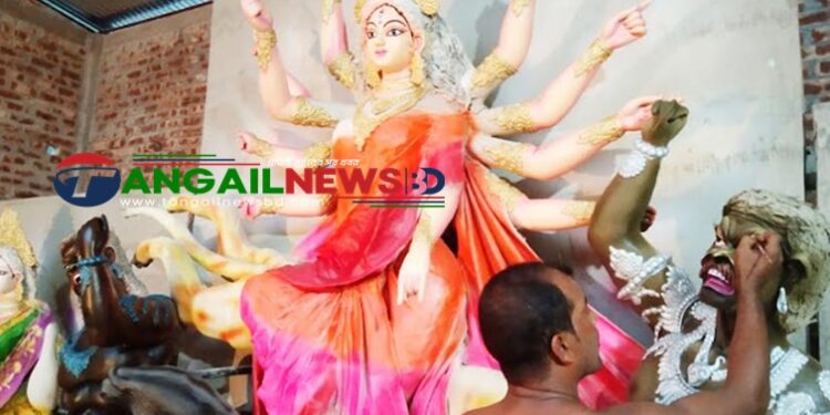 টাঙ্গাইলে শিল্পীর নিপুন ছোয়ায় ফুটে উঠছে দেবী দুর্গা ও তার সন্তানেরা