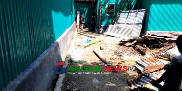 কালিহাতীতে প্রবাসীর বাড়িতে রাস্তাকে কেন্দ্র করে ভাংচুর॥ থানায় অভিযোগ