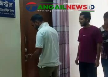 মাভাবিপ্রবি’র রেজিস্ট্রারের বিচারসহ দুই দফা দাবিতে রেজিস্ট্রার অফিসে তালা