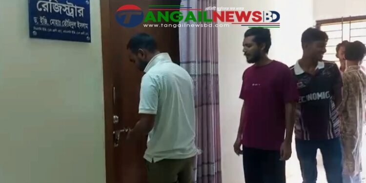 মাভাবিপ্রবি’র রেজিস্ট্রারের বিচারসহ দুই দফা দাবিতে রেজিস্ট্রার অফিসে তালা