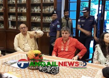 মির্জাপুরে সুইডেনের হাই কমিশনারের পূজা মন্ডপ পরিদর্শন