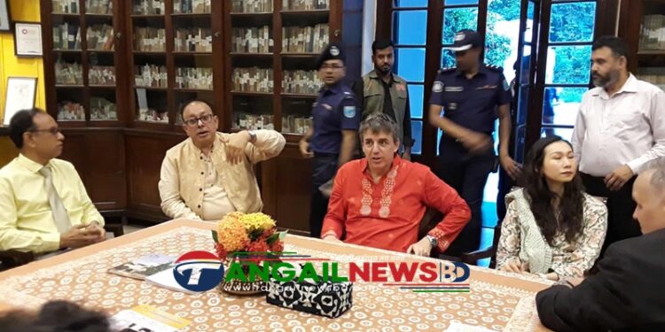 মির্জাপুরে সুইডেনের হাই কমিশনারের পূজা মন্ডপ পরিদর্শন