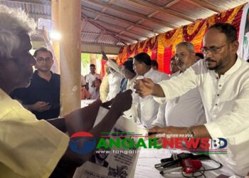 টাঙ্গাইলে দুর্গাপূজায় উপহার সামগ্রী বিতরণ করলেন সালাউদ্দিন টুকু