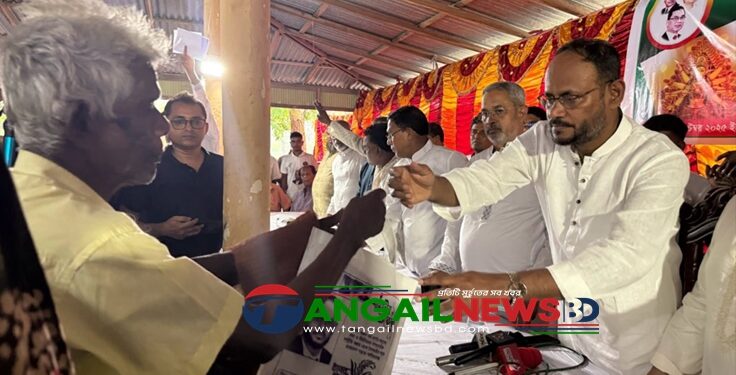 টাঙ্গাইলে দুর্গাপূজায় উপহার সামগ্রী বিতরণ করলেন সালাউদ্দিন টুকু