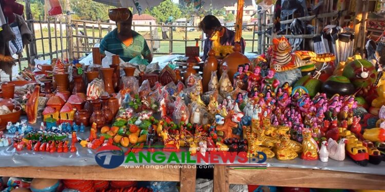 দুর্গাপূজায় শিশুদের প্রিয় উপহার মাটির খেলনাপাতি হারিয়ে যাচ্ছে